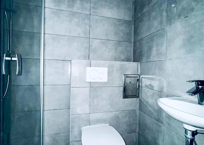 Chic Retreat Near Augarten Park דירה *